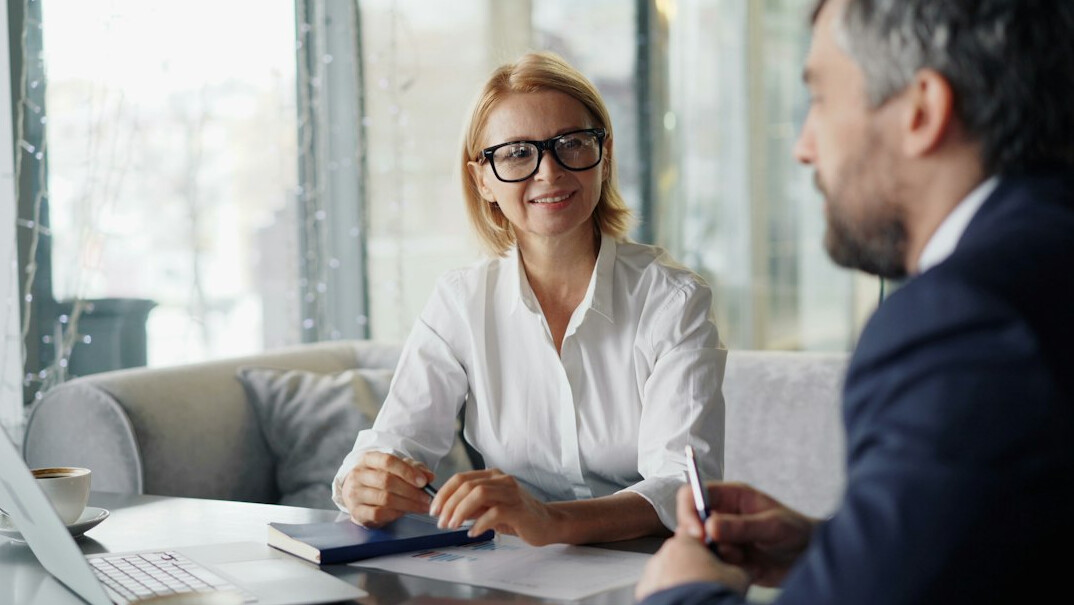 manager mentoring employee